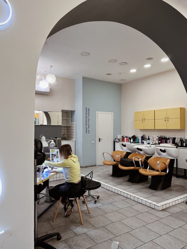 Lichte werkplek in de salon