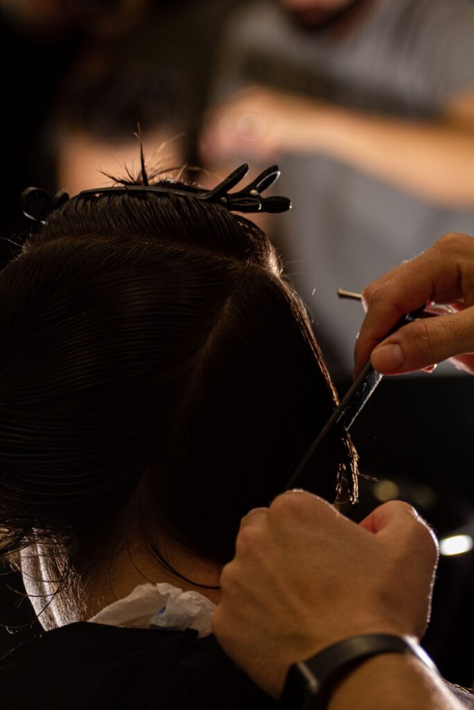 Stylist aan het werk in de salon